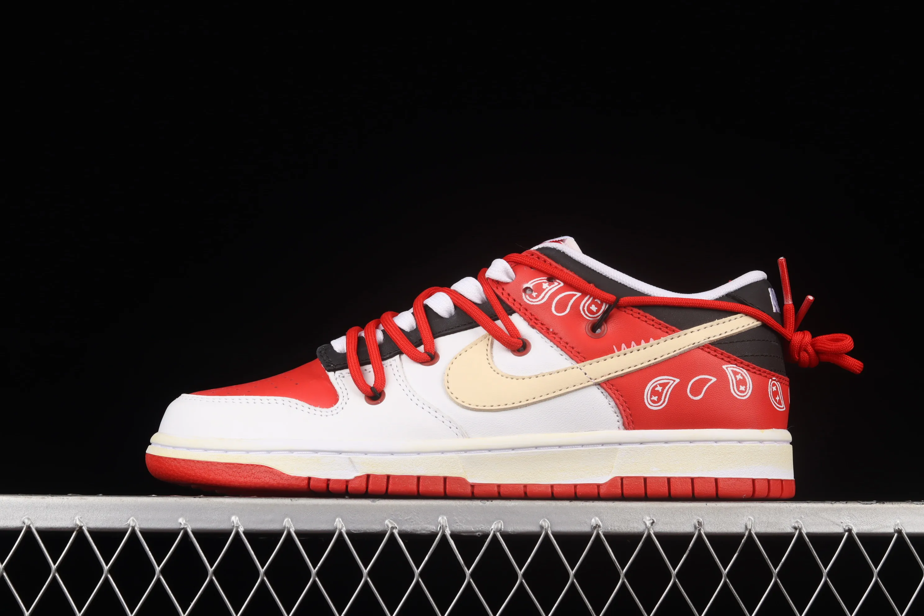 All Categories Nk SB Dunk Series Nk SB Dunk Low Low-top sneakers Pure original version NBA x Nk Dunk Low "University Red" low-top Deconstructed VlBE style distressed Cashew flower red and white sports skateboard shoes DD1391-600
